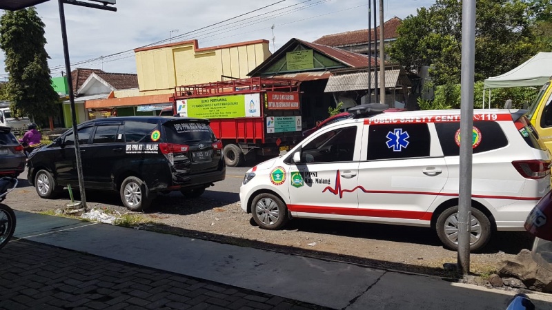 Penyerahan bantuan dari DPD PPNI Kota Malang dilakukan secara simbolis  kepada Bupati Malang HM. Sanusi. | Desk Relawan Tanggap Darurat Gempa Jawa  Timur 2021